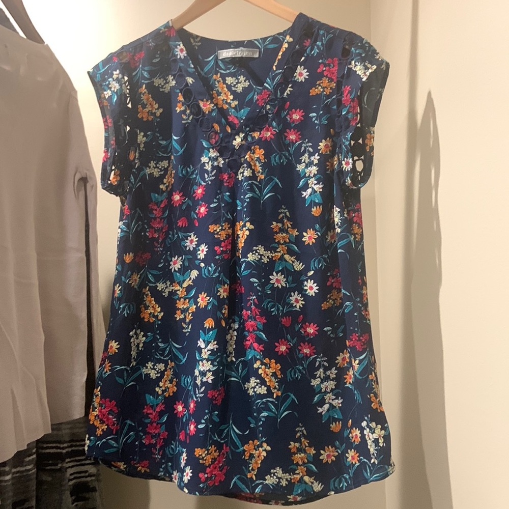 Daniel Rainn ladies cap sleeve top